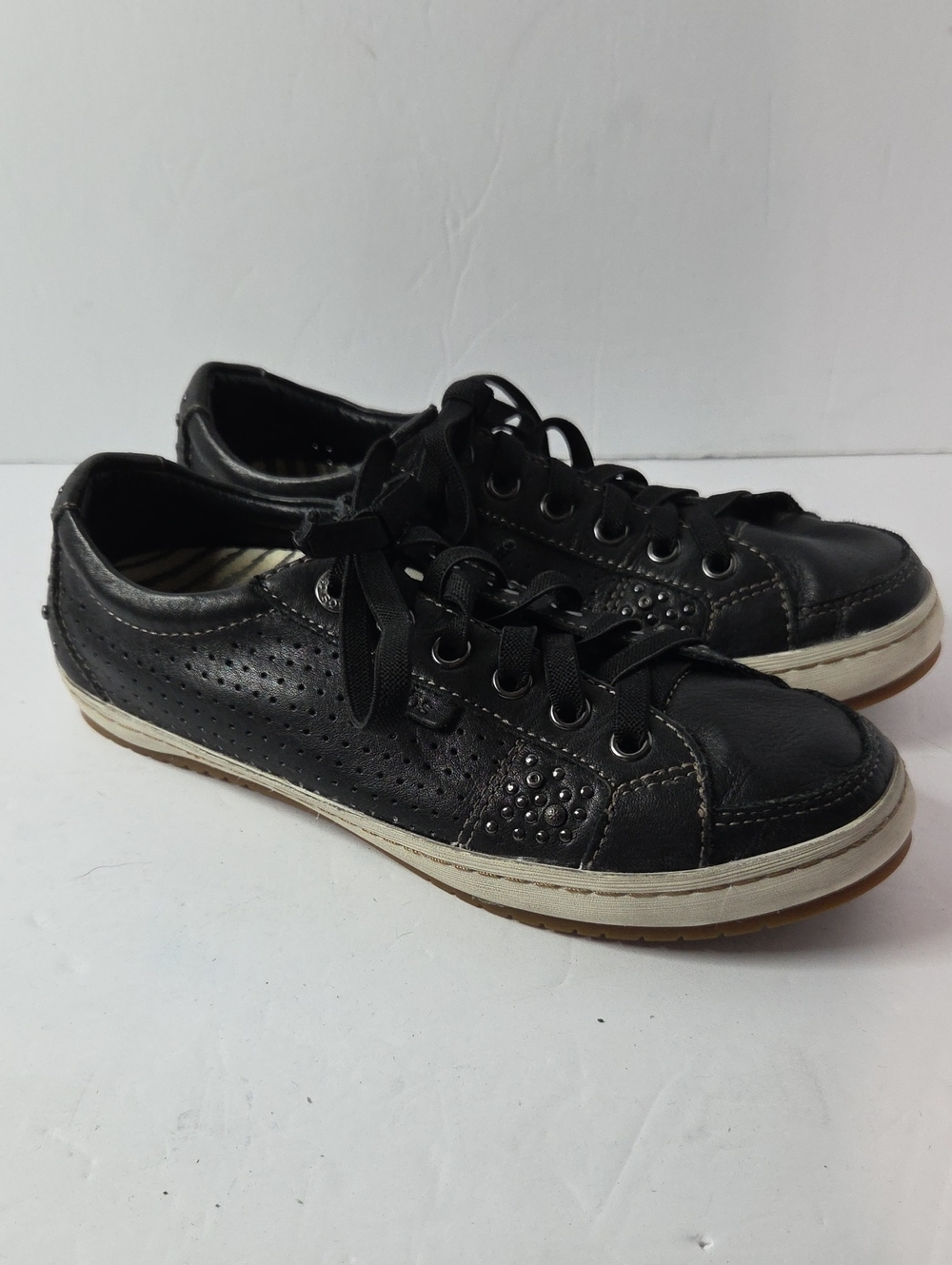 Taos Freedom Women's Casual Lace-Up Sneakers in Soft Black Leather Size 6